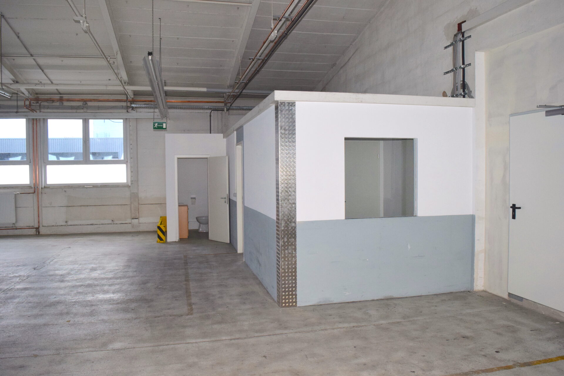 Weil_der_Stadt_MFH_mit_Gewerbehalle_Gewerbehalle_mittlerer_Trakt_mit_Eingang_und_Sanitaer