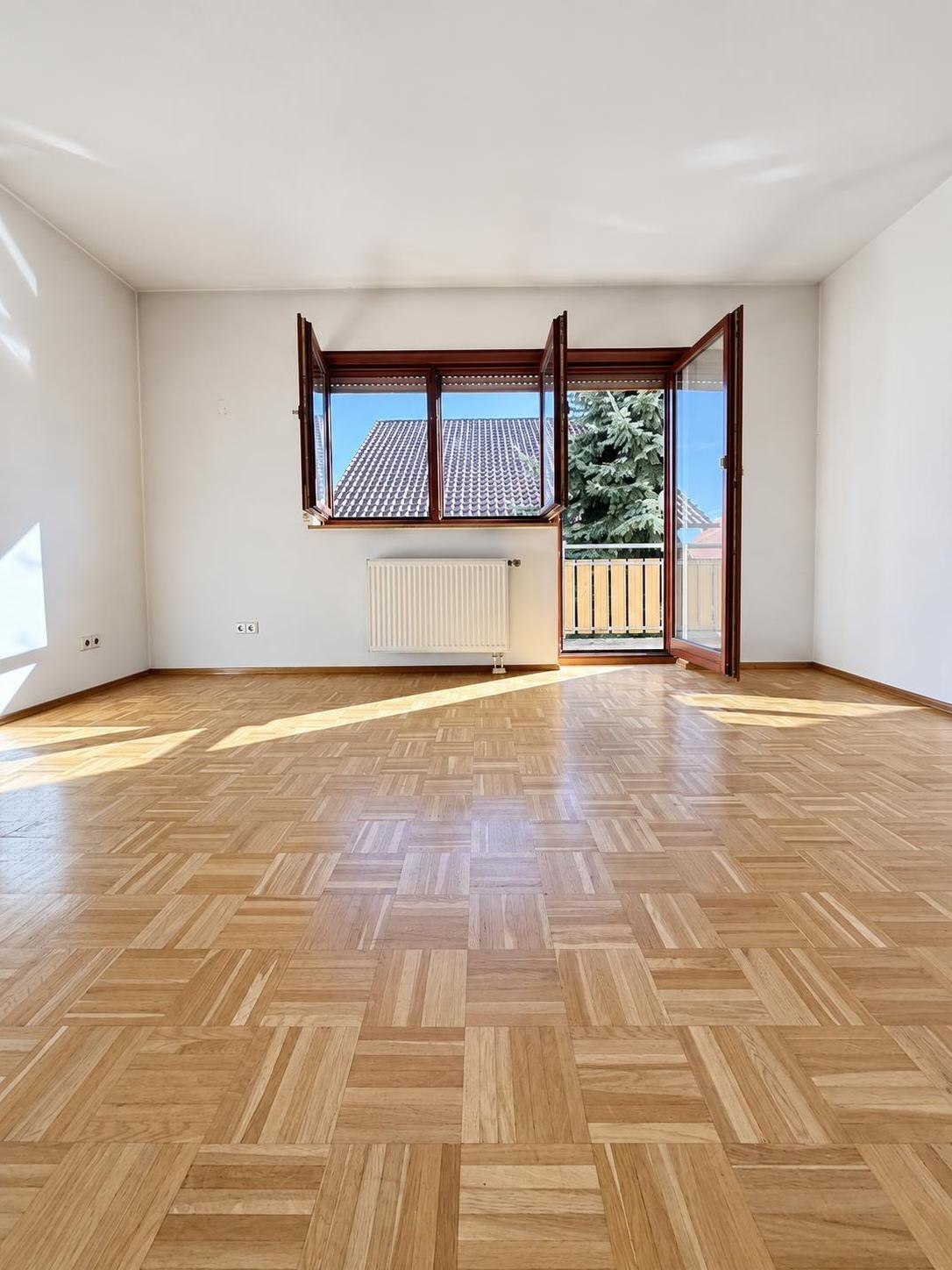 Zimmer mit Balkonzugang im tats&auml;chlichen Zustand