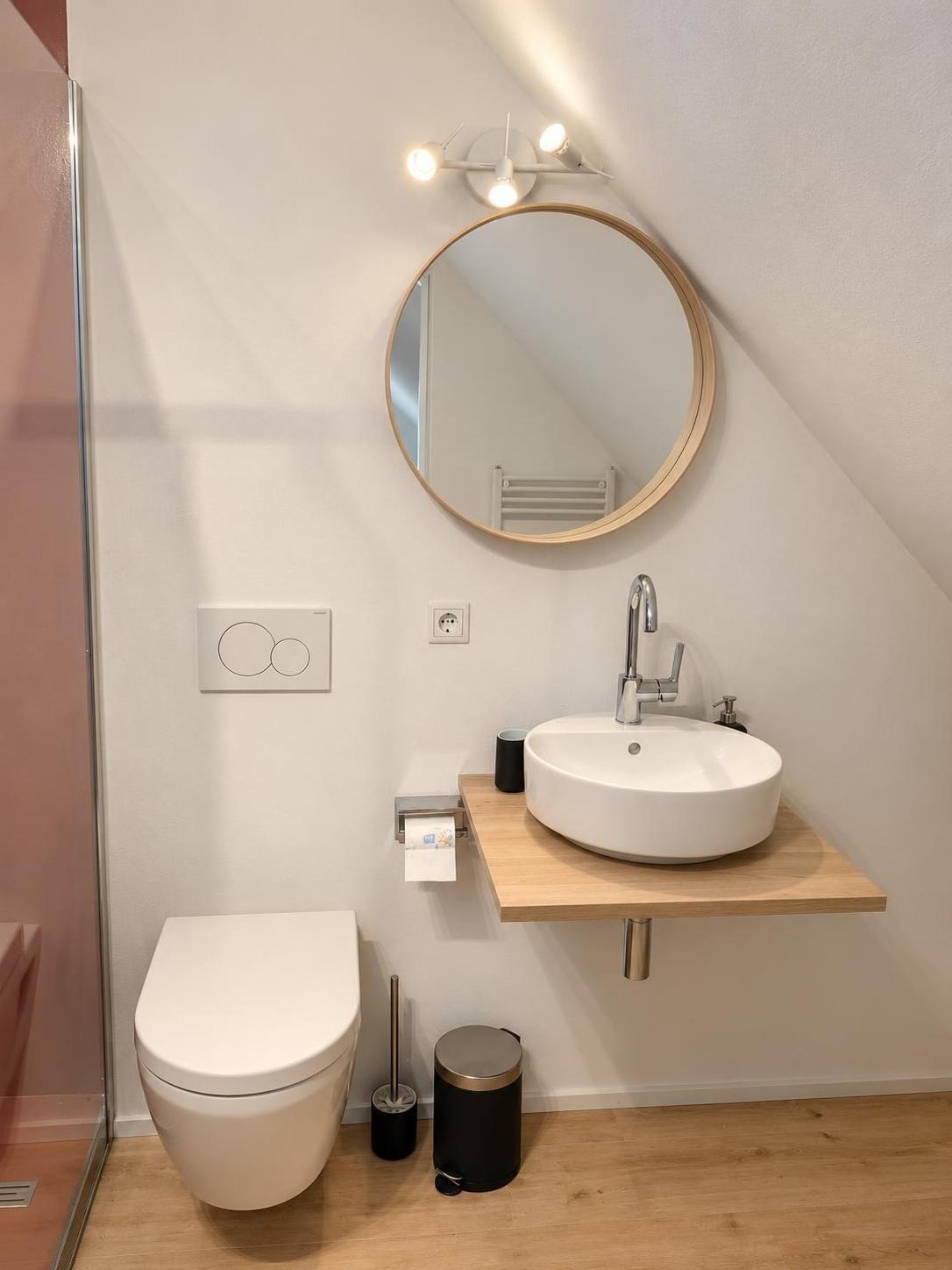 Bad mit Dusche und WC